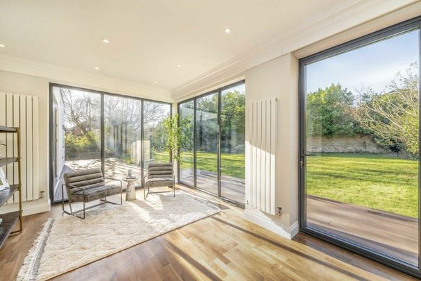 East Close, Ealing, W5 - Photo 1