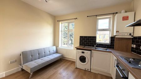 Seymour Gardens, Cranbrook, Ilford - Photo 5