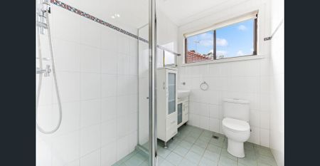 Bright & Spacious Three Bedroom Ground Floor Duplex - Photo 4