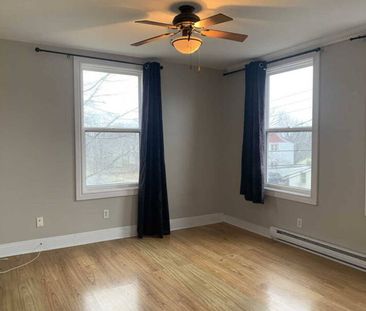 School St - 1 BR Upper Flat in Great Dartmouth Location! - Photo 1