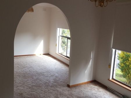 Prime Location! Beautiful 3 Bedroom Home Ready for You - Photo 3