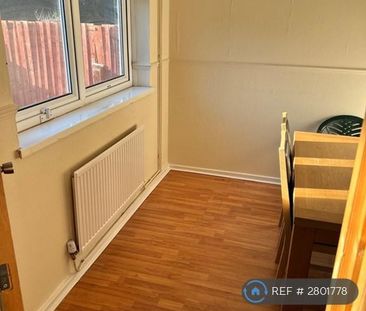 3 bedroom terraced house to rent - Photo 2