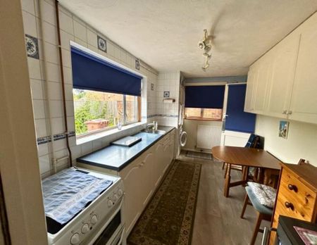 3 bedroom semi-detached house to rent - Photo 4