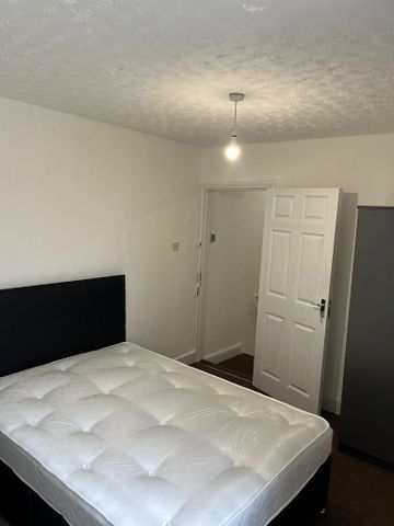 1 bedroom in a house share to rent - Photo 4