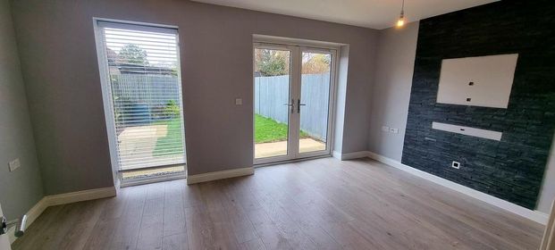 3 bedroom end of terrace house to rent - Photo 1