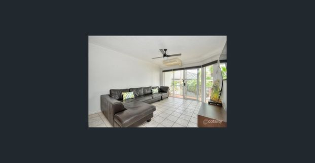 Spacious Unfurnished Apartment in Prime Location - Walk to the Beach - Photo 1