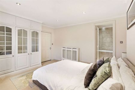 Well presented top floor flat in South Kensington close to Hyde Park, offering two double bedrooms, two bathrooms and double height entrance hall with exposed beams. - Photo 5