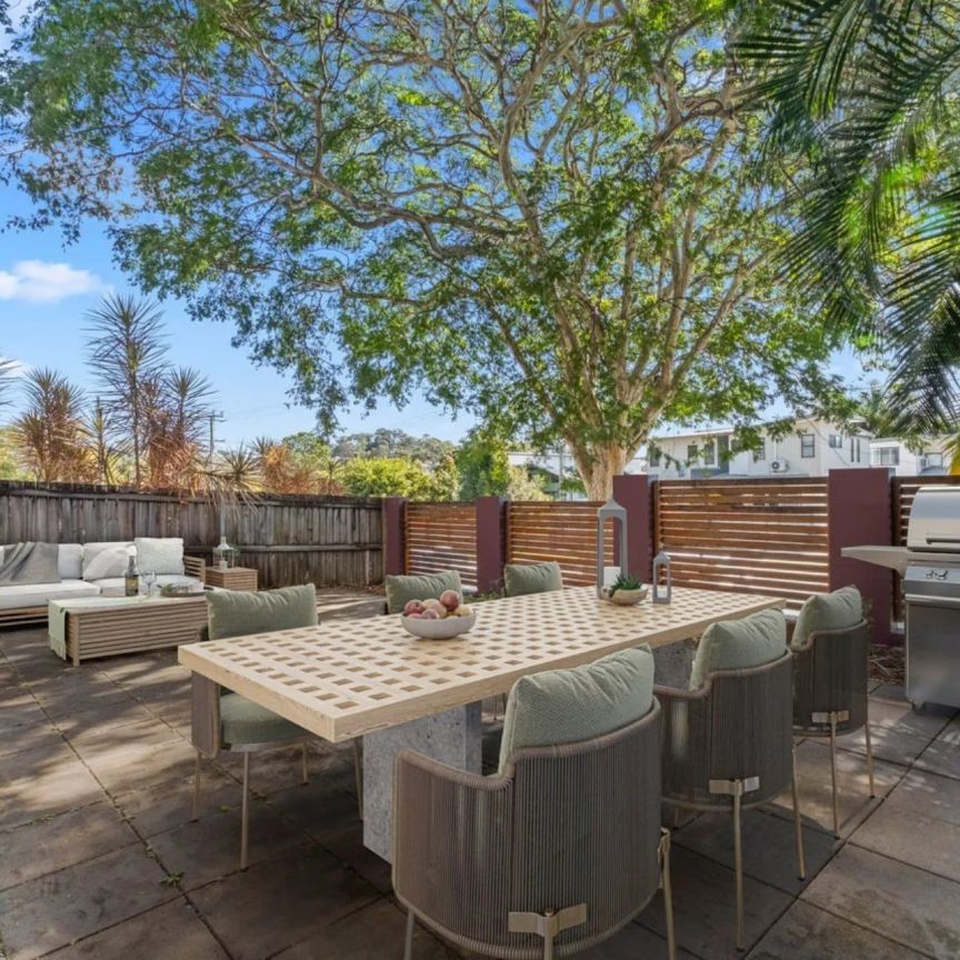 Spacious 2-Bedroom Apartment with Balcony & Secure Parking in Holland Park - Photo 1