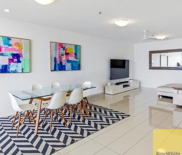Coastal Living - Partially Furnished Apartment Opposite the Broadwater - Photo 2
