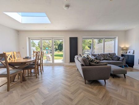 5 bedroom detached house to rent - Photo 4