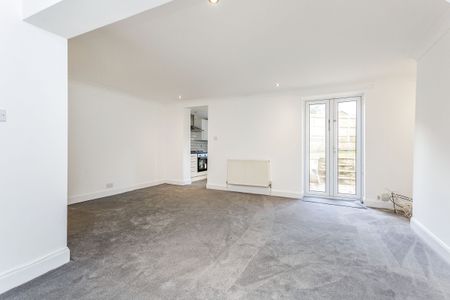 2 bedroom apartment to rent Waverley Grove, Southsea, Hampshire, PO4 - Photo 2