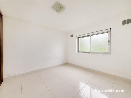 RENOVATED GROUNDFLOOR TWO BEDROOM! - Photo 1