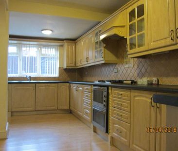 4 bedroom semi-detached house to rent - Photo 4