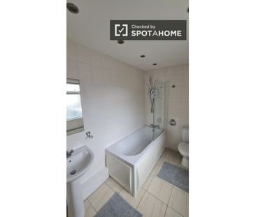 Room in shared apartment for rent in The Coombe, Dublin - Photo 2