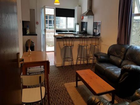 2 bedroom flat to rent - Photo 2