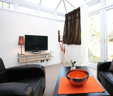En-Suite Room to rent in House Share- E14 - Photo 3