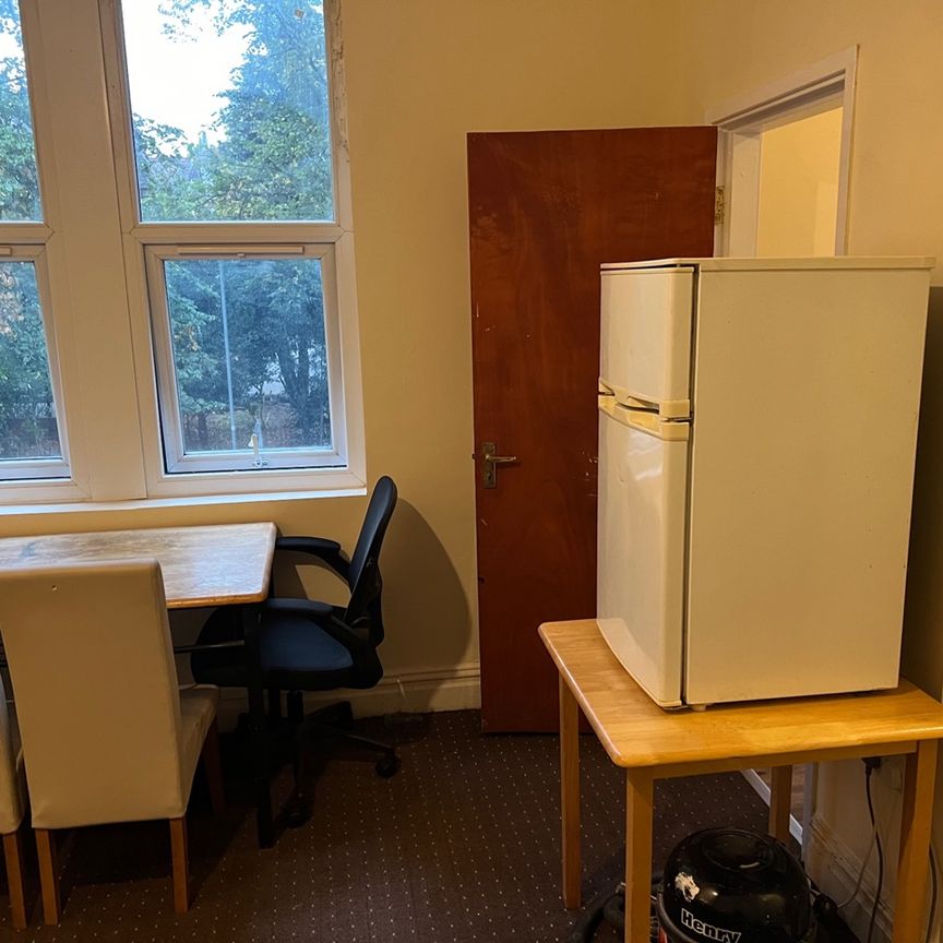 Studio Flat, Harehills Avenue, LS8 - Photo 1