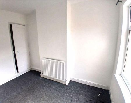 2 bedroom end of terrace house to rent - Photo 3