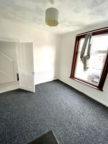 4 bedroom semi-detached house to rent - Photo 4