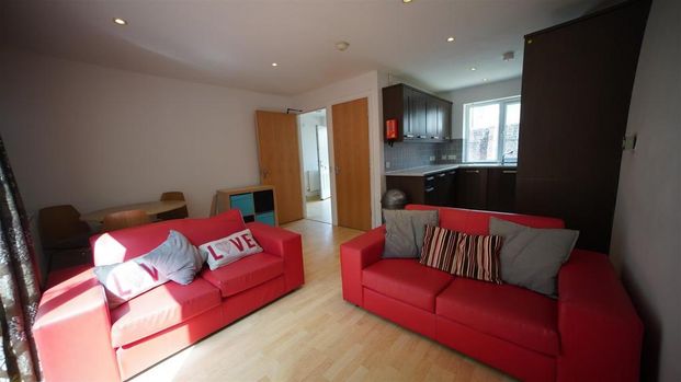 4 bedroom terraced house to rent - Photo 1