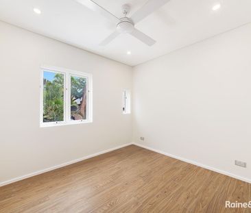 SECOND FLOOR STUDIO APARTMENT! - Photo 1