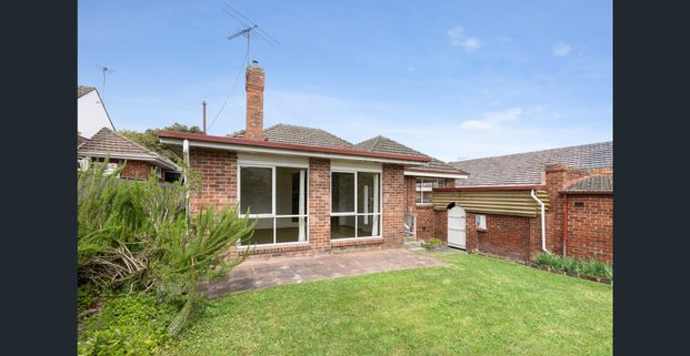 SPACIOUS, PERIOD-STYLE THREE BEDROOM FAMILY HOME WITH LARGE GARDEN. - Photo 1