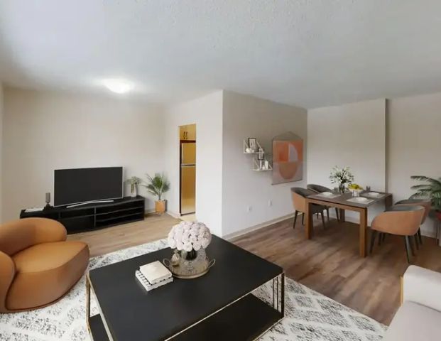 Strathroy Manor | 1470 Williamsport Drive, Mississauga - Photo 1