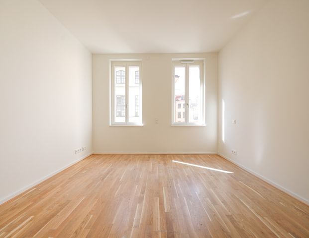 Lichtdurchflutetes Wohnambiente mit Loggia und moderner Einbauküche - Foto 1