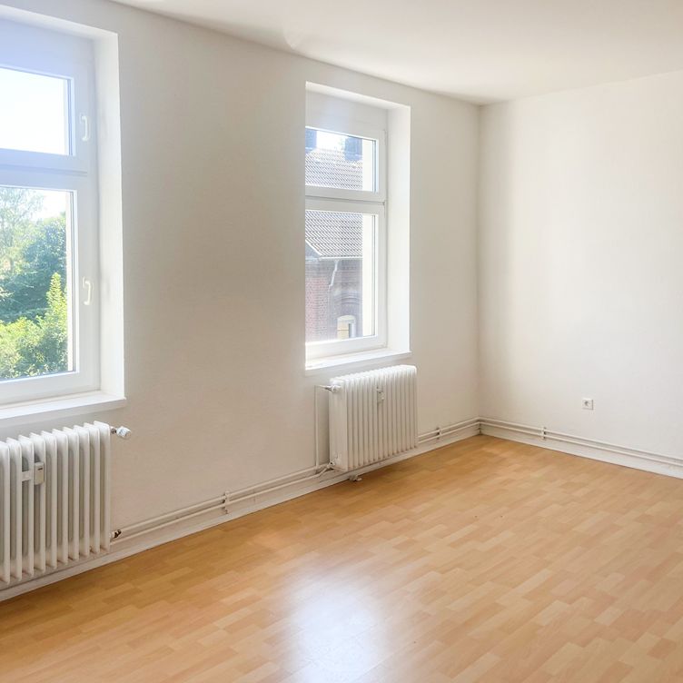 Bald frisch für Sie saniert ! Schöne Wohnung in ruhiger Lage - Photo 1