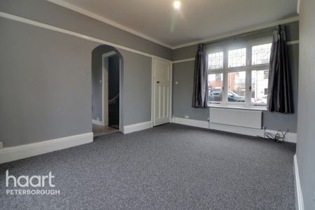 4 bedroom detached house to rent - Photo 2