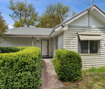 Three Bedroom Home centrally located - Photo 3