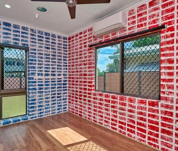 LARGE FAMILY HOME IN A GREAT LOCATION! - Photo 1