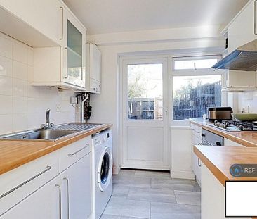 1 bedroom in a flat share to rent - Photo 3