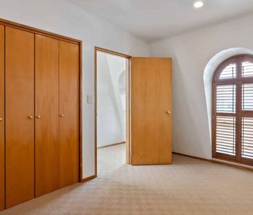 Central penthouse with great light and harbour views - Photo 1