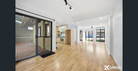 RELAXED LIVING IN THE HEART OF MARINERS COVE - Photo 2