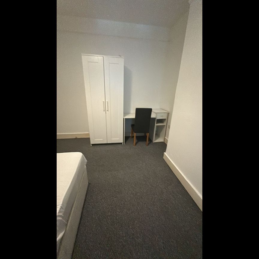 Room in a Shared House, Babington Road, NW4 - Photo 1