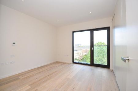 3 bedroom flat to rent - Photo 3