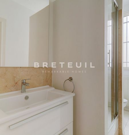 Appartement • Saint Philippe du Roule - Photo 4