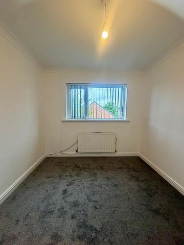 £1,100 PCM, Spacious Three Bedroom Top Floor Flat with Off-Road Parking in Downton Grange, New Road, Rumney, Cardiff, CF3 3BW - Photo 2