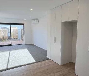 Modern, low maintenance 2 bedroom townhouse - Photo 5