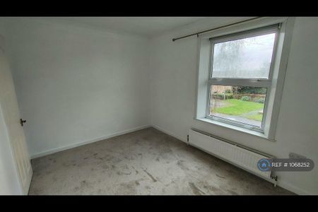 2 bedroom end of terrace house to rent - Photo 2