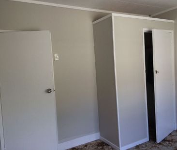 Spacious 4-bedroom rental, Free Fibre Wifi. - Photo 2