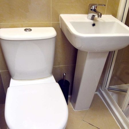 High Street, LONDON - Photo 4