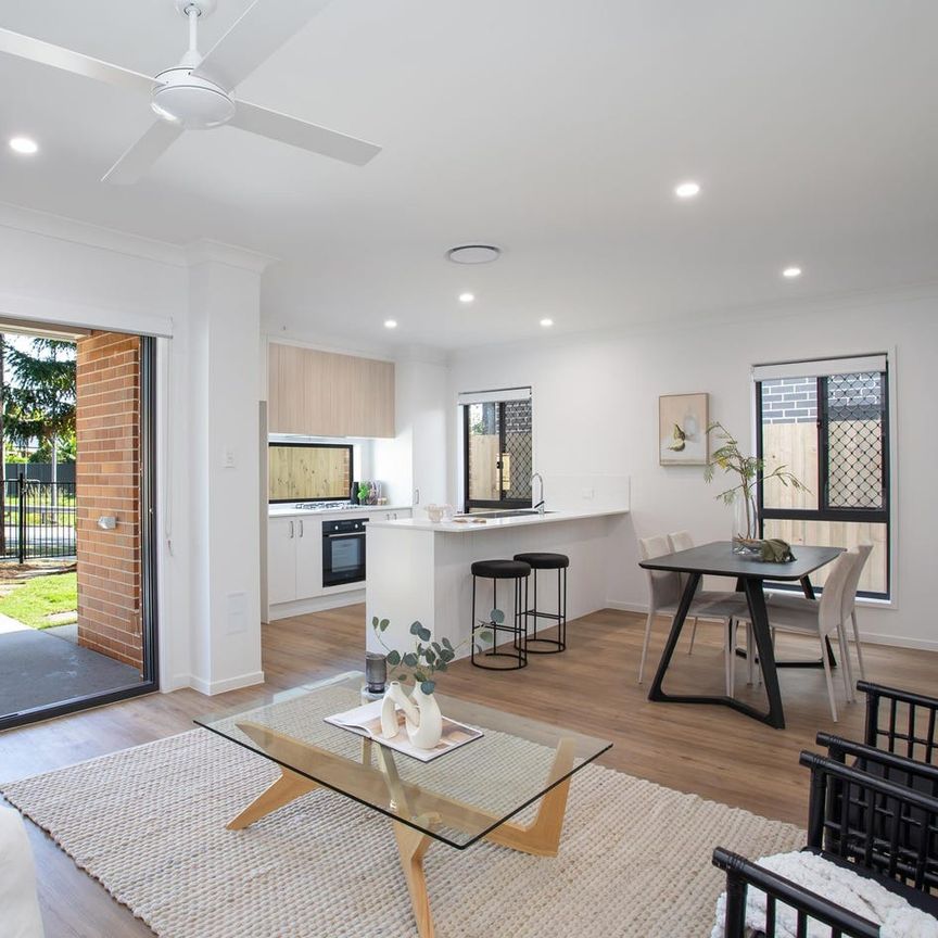 Three-Bedroom Modern Townhome with Ducted A/C, Ceiling Fans, 4 parks - Photo 1