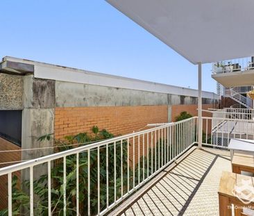 2 Bedroom apartment for rent in the centre of Burleigh - Photo 3