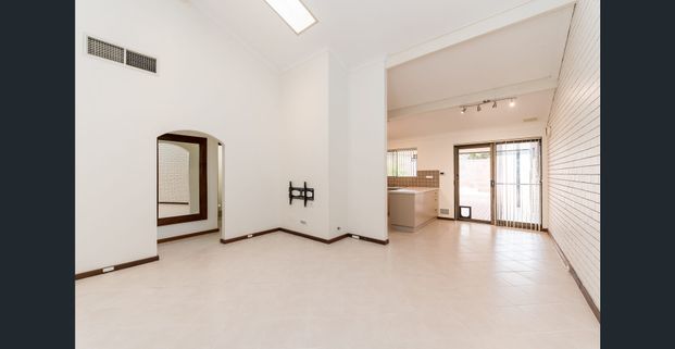 Superbly Presented Villa in Desirable Alfred Cove - Photo 1