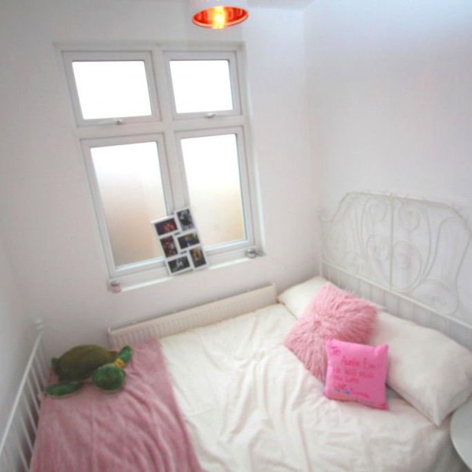 5 Bedroom House – Surbiton (Brighton Road, KT6) - Photo 1