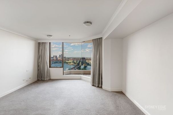 EXQUISITE EXECUTIVE APARTMENT IN QUAY WEST | Unfurnished - Photo 1