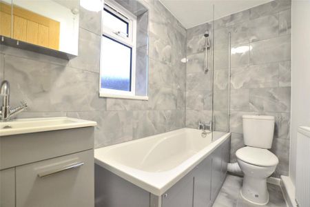 2 bedroom end of terrace house to rent - Photo 3