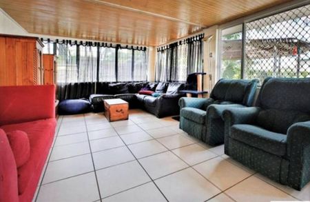 Large Family Home Minutes to Excellent Schools. - Photo 2